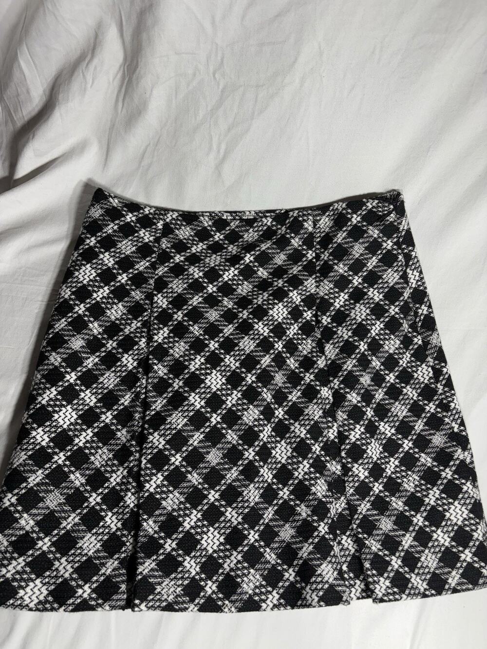 Karl Lagerfeld Skirt Women’s Size 10 Black And White
